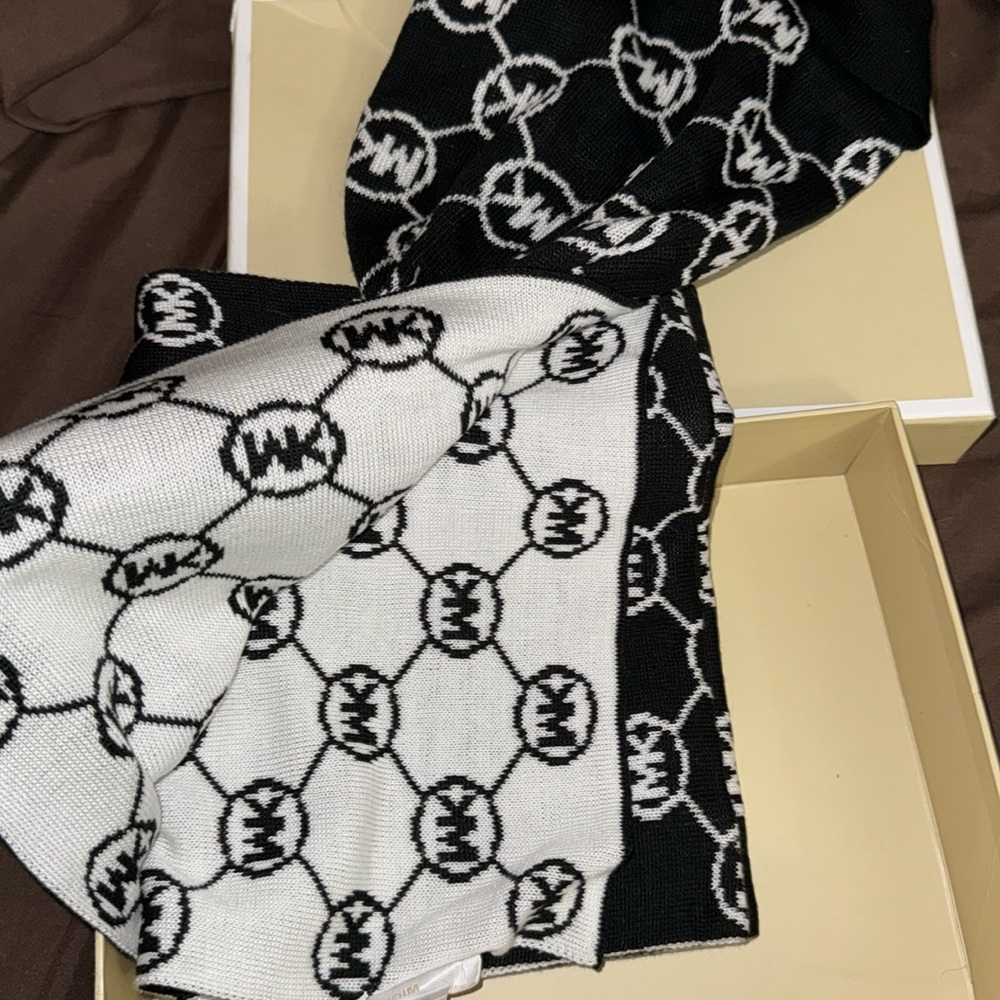 Michael Kors, hat and scarf set never worn still attached to scarf - Picture 3 of 5